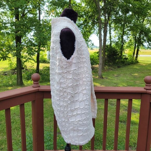 White Textured Faux Fur Vest Women’s M Cozy Layering Fall Winter Boutique - Picture 7 of 14